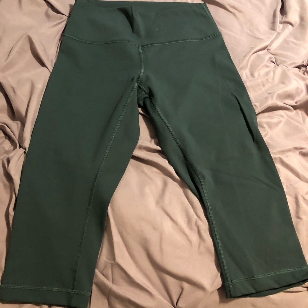 Lululemon NWOT size 8 cropped wunder under